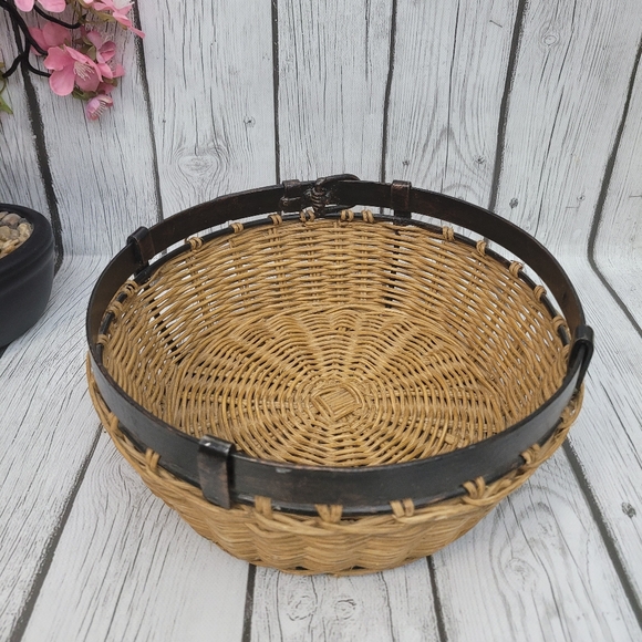 Vintage Round Wicker Basket With Bronze Metal Belt Buckle And Metal Base Trim - Picture 6 of 10